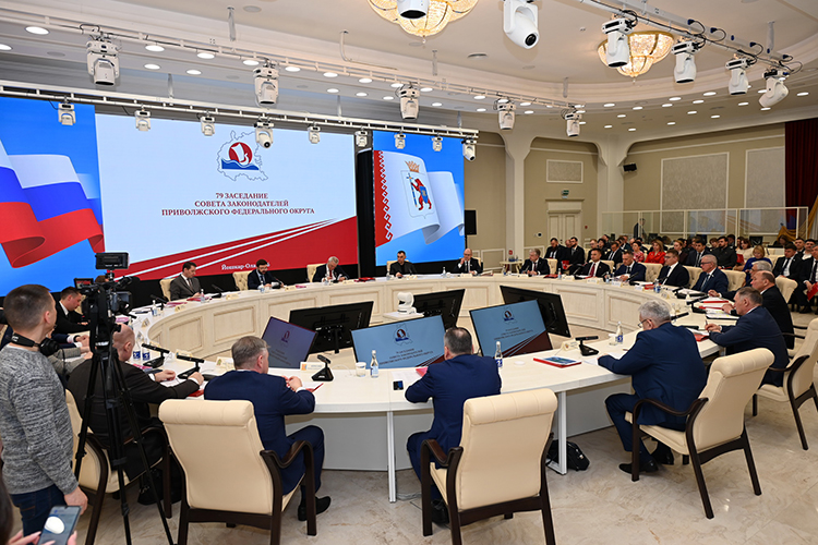 Марат Ахметов впервые в новой роли выступил на заседании совета законодателей ПФО в Йошкар-Оле