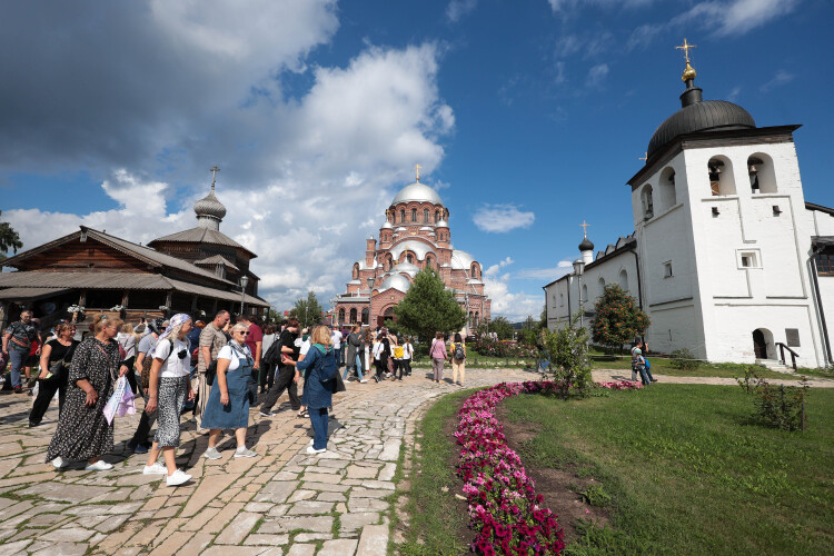 Свияжск, переставший справляться с наплывом посетителей силами своих экскурсоводов, ввел обязательную отработку: сначала для новичков, а затем и для всех остальных