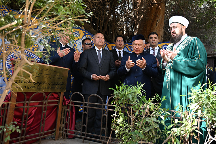 Рустам Минниханов на могиле Мусы Бигиева в Каире