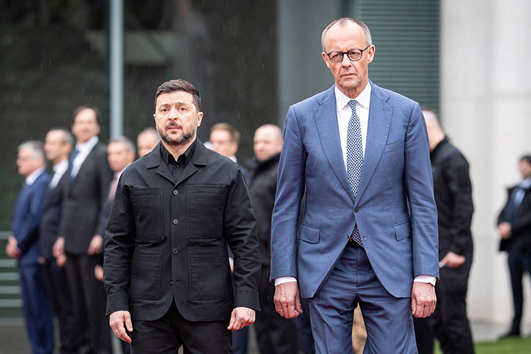 Канцлер ФРГ Фридрих Мерц 14 апреля в Берлине на встрече с Владимиром Зеленским заявил, что Германия готова оказать содействие в возвращении домой украинских мужчин призывного возраста, находящихся на территории ФРГ