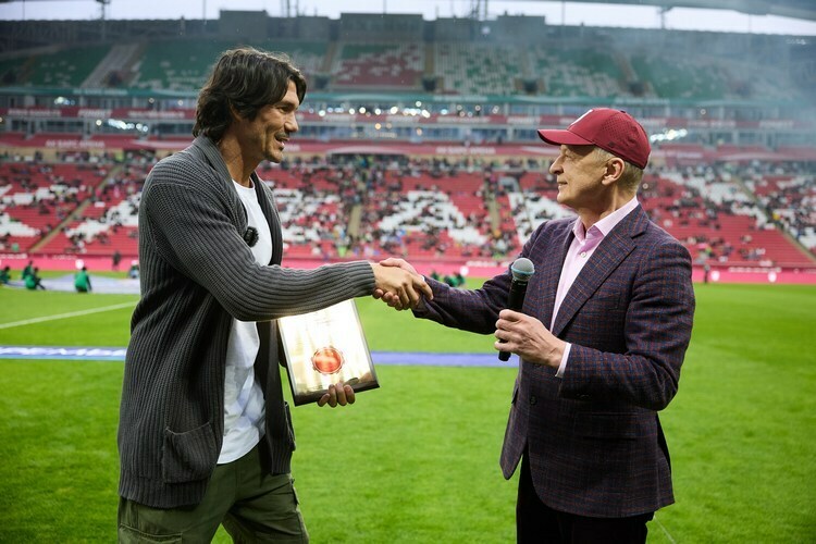 Президент «Рубина» Марат Сафиуллин приветствует Наваса перед игрой