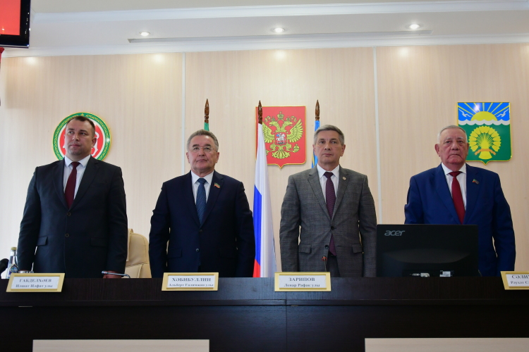 Бывший заместитель главы Актанышского района Ильшат Габдулхаев (слева на фото) лишился своей должности в марте этого года по представлению прокуратуры