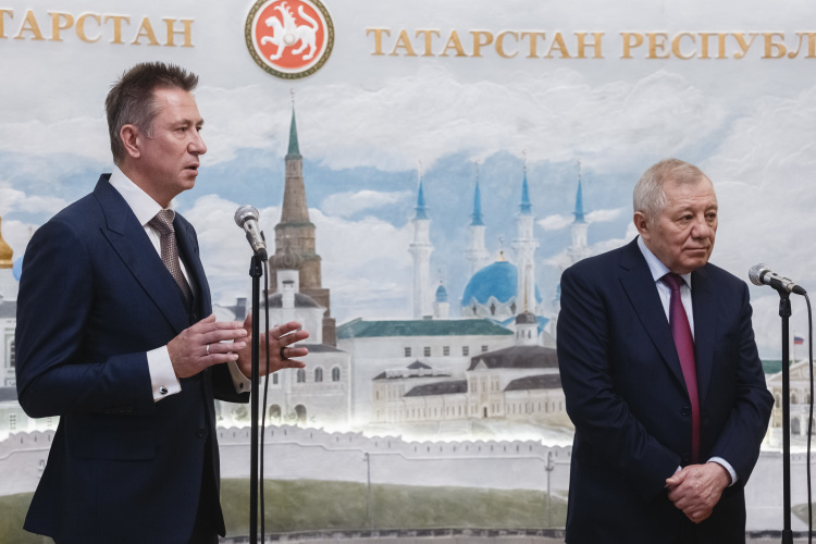 По словам Карисалова, «Конов, и так всегда крайне дисциплинированный, чрезвычайно работоспособный, результативный в 100 из 100 случаев, мобилизовал себя на 500 процентов и практически в одиночку выстроил основные параметры партнерства»