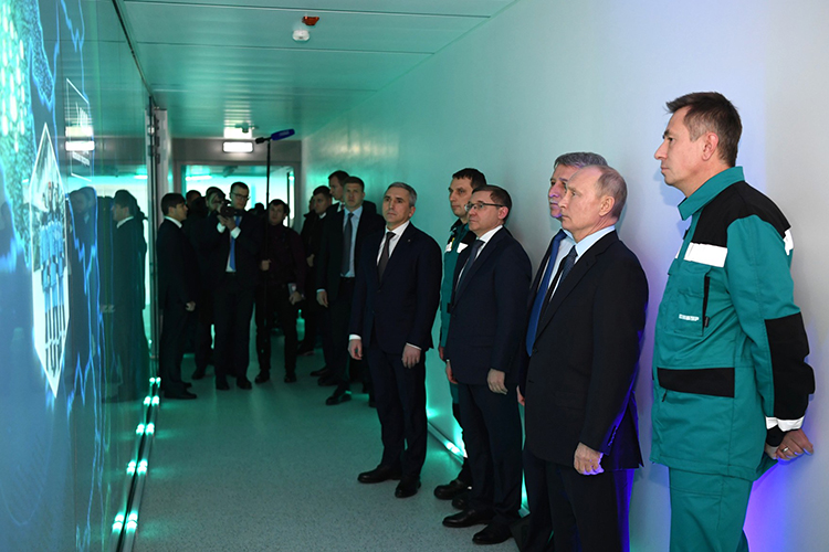 За скобками книги остались «этановые войны», вмешаться в которые пришлось премьер-министру РФ Владимиру Путину