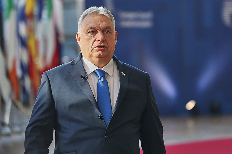 «Важный нюанс заключается в том, что Орбан недооценил цифровые носители, работу в социальных сетях. Он смеялся над Мадьяром, дескать, это распечатанный на принтере цифровой персонаж. Но оказалось, что соцсети имеют достаточно серьезный электоральный вес»