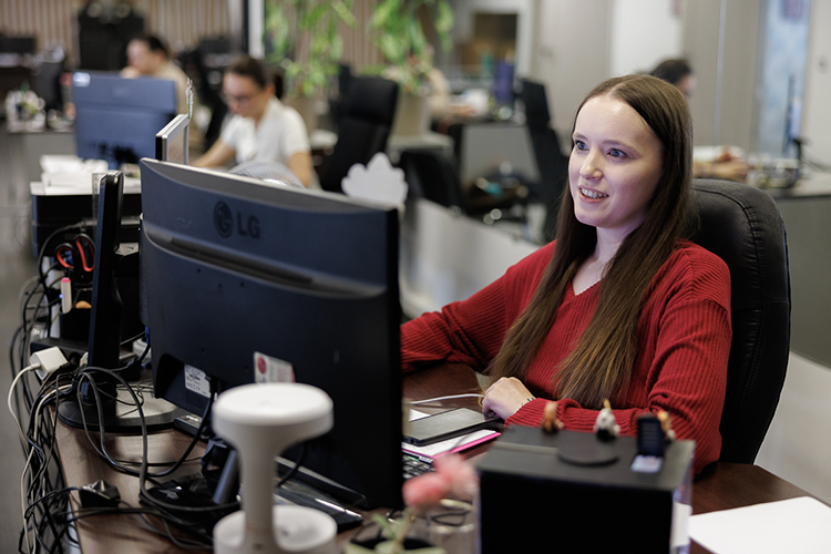 «Минимальная зарплата сейчас около 70 тысяч рублей. Средняя &mdash; ближе к 100 тысячам. Стараемся не делать большой разбег, потому что пирог один, и его надо на всех справедливо делить»