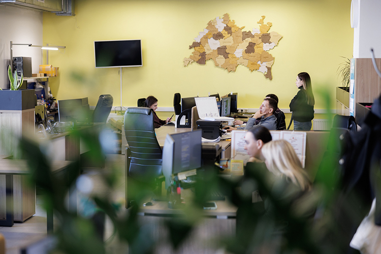 «Есть отделы. Например, отдел продаж, который делится на три блока: привлечение, развитие и отдел колл-центра, который занимается звонками. Есть клиентский отдел. И, конечно, технический отдел с инженерами, монтажниками»