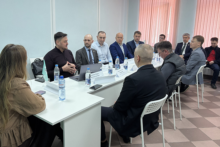 Представители управляющих компаний на круглом столе, посвященном развитию в республике инфраструктуры для электромобилей