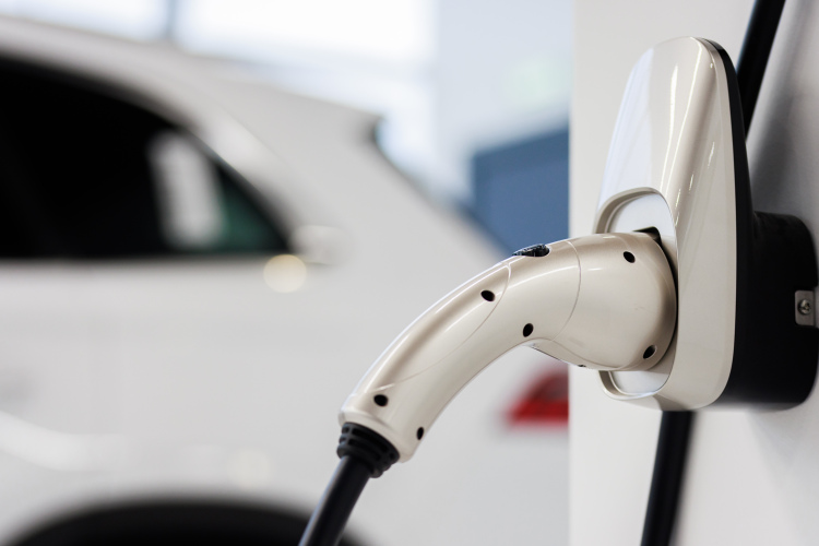 «Один паникер – и половина соседей будет голосовать против!»: как заряжаются электромобилисты Казани