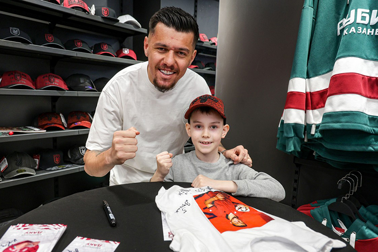 Даку встречали как рок-звезду: как открылся новый фан-шоп «Рубина»