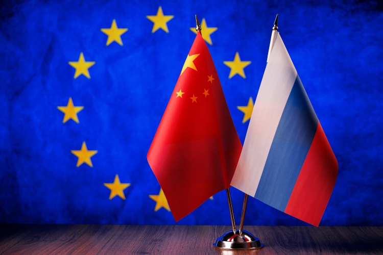 По словам Иванова, основную угрозу международному миру и безопасности сегодня представляет политика Запада, направленная на сдерживание России, Китая и других центров многополярного мира, который до сих пор находится лишь в стадии формирования