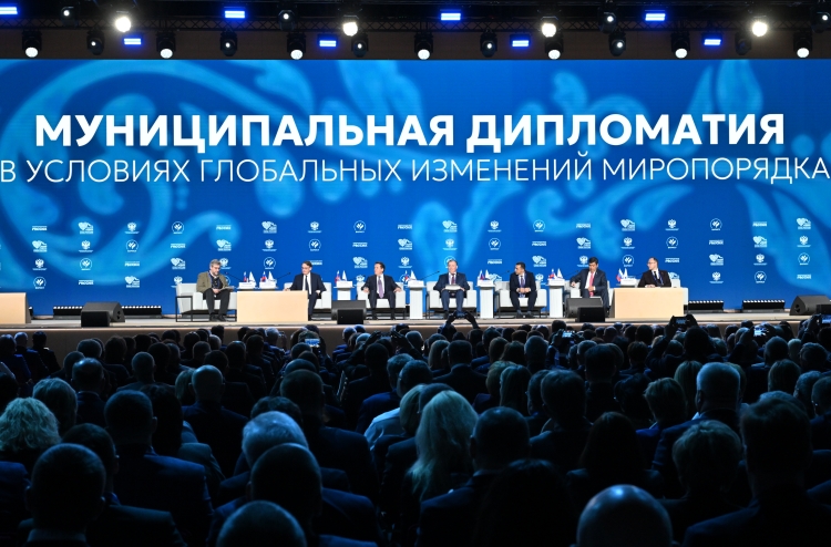 Форум «Малая родина &mdash; сила России» собрал в Москве мэров российских городов и представителей правительства