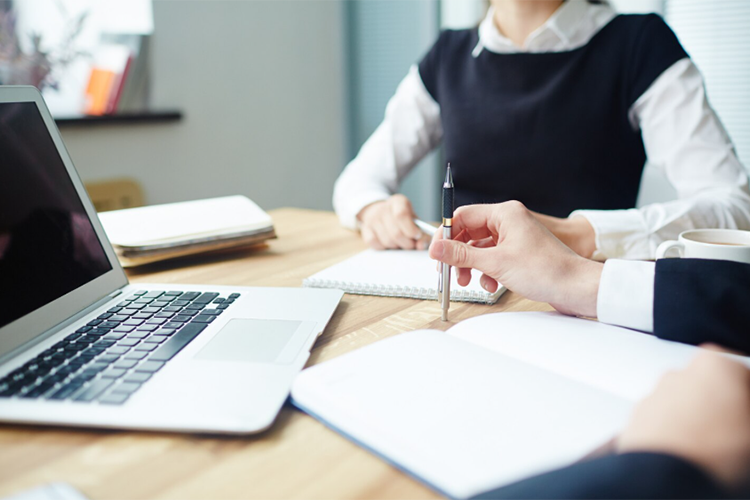 С проданной квартиры за 10 млн комиссия в среднем — около 300 тыс. рублей, из которых до 200 тыс. заберёт себе агентство. Чтобы заработать от 500 тыс. рублей, агенту необходимо совершить больше 5 таких сделок в месяц — а это большая редкость для одного специалиста