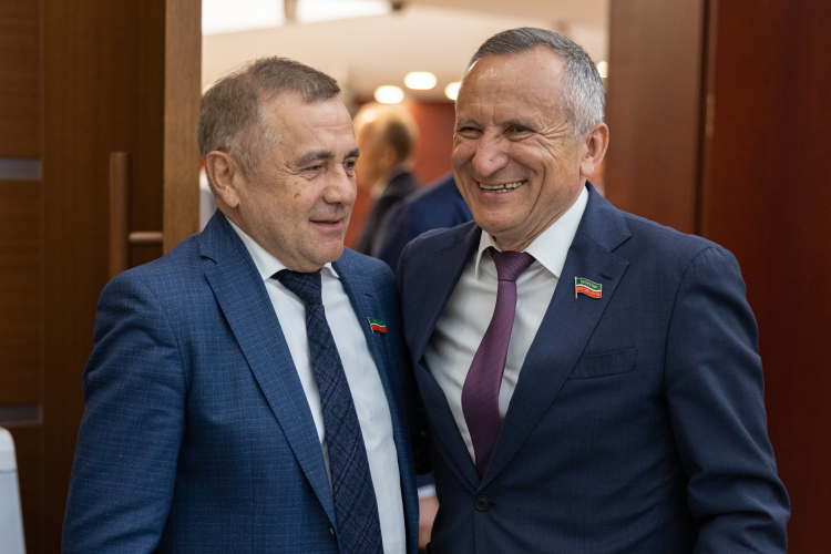 Рифнур Сулейманов на фото слева