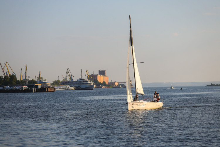 Владельцы небольших яхт нередко выходят в акваторию без разрешения на перевозку и страховки, предлагая билет в 2 раза дешевле официальных операторов