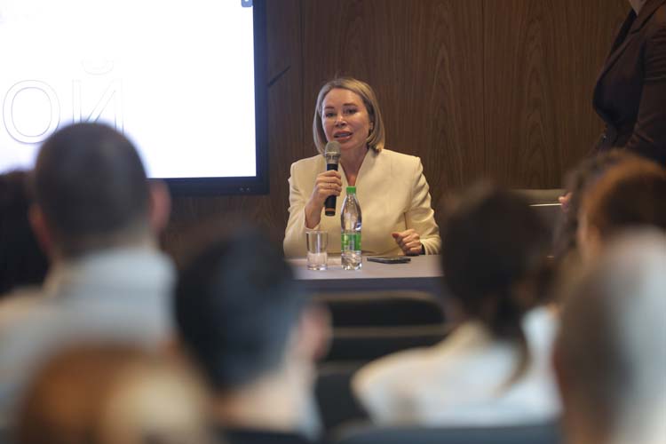 Алина Бухарова