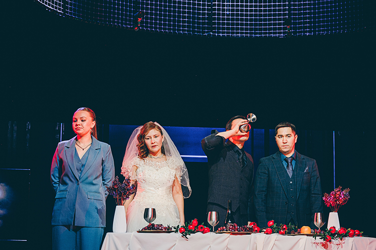 «Особенность «Белой утки» &mdash; в спектакле 6 финалов. И какой из них сыграют актеры, как говорят в театре, решает зритель»