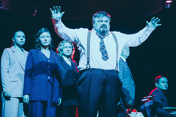 Художник Лейсан Хусаинова одела всех персонажей в одинаковые брючные костюмы. Просто они разного цвета