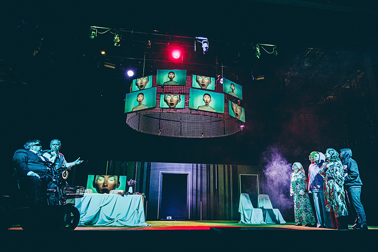 «Однако же главная особенность &mdash; я бы даже сказала ценность &mdash; «Белой утки» не в жанре неодрамы, не в наличии такого персонажа, как Искусственный интеллект, и даже не в 6 вариантах финала. Главное &mdash; в идее спектакля»