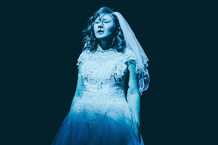 «Почему же неодрама называется «Белая утка»? А вот и не скажу! Узнаете сами, когда посмотрите спектакль. Следующие показы, как сообщается на сайте театра, состоятся 6 мая и 11 июня»