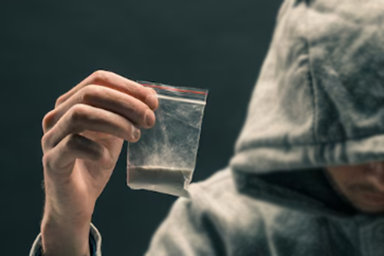 «Это не просто баловство и не просто порой быстрые деньги, а реальное лишение свободы на долгие-долгие годы. Ведь за незаконный оборот наркотиков, связанный со сбытом (а это те же самые «закладки»), сроки лишения свободы сопоставимы со сроками за лишение жизни»