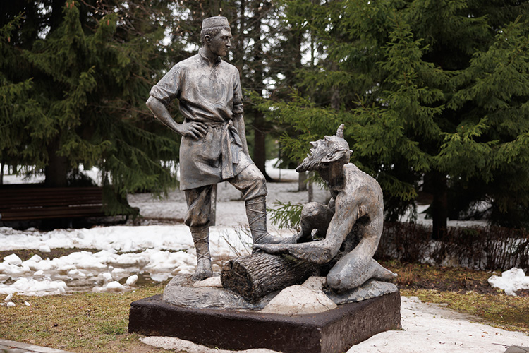 Конечно, такие персонажи, как Шурале или Су Анасы, лишь плод народного воображения, сказочные образы, которыми когда-то пугали детей, чтобы те не уходили в лес или к воде. Но, кажется, их сила никуда не исчезла