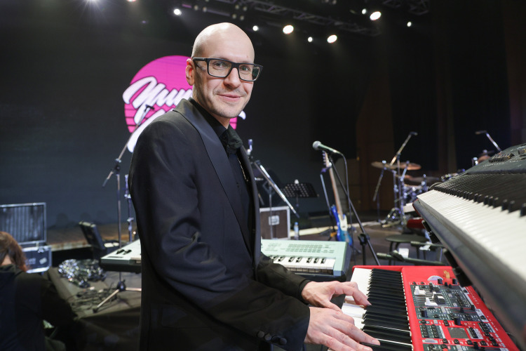 Композитор и продюсер Юрий Федоров вместе с Yummy Music Band сумел добиться того, что обычно считается почти невозможным: переупаковать классическое татарское наследие в современный звук без потери его «моң»