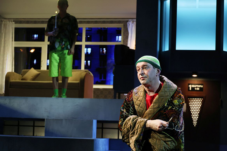 Спектакль «Жил. Был. Дом» состоит из новелл, созданных модным писателем и популяризатором литературы Александром Цыпкиным. Хабенский здесь не только играет в одной из новелл Старого Попугая, но и открывает новые грани своего таланта, выступая режиссером спектакля