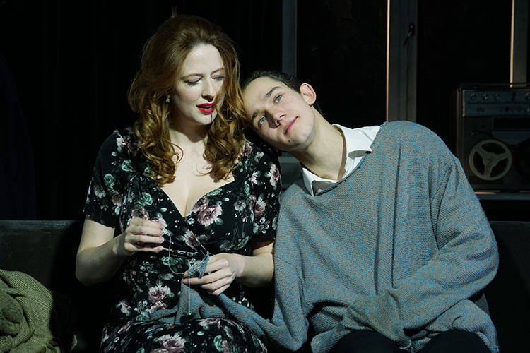 Глядя на Юлию Витрук на сцене, сравнения с Шэрон Стоун приходят сами собой, осталось найти режиссера, который снимет для актрисы ее «Основной инстинкт»