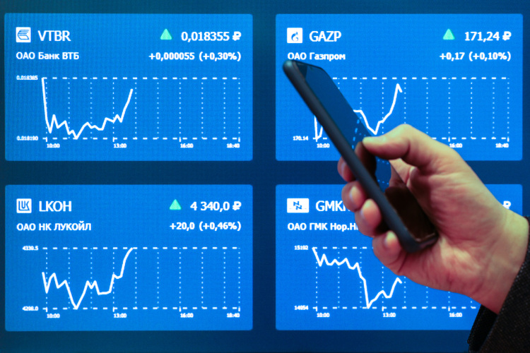 Днем стоимость ценных бумаг ВТБ опустилась до 93,7 рубля за штуку, что на 2,2% ниже уровня закрытия предыдущего дня