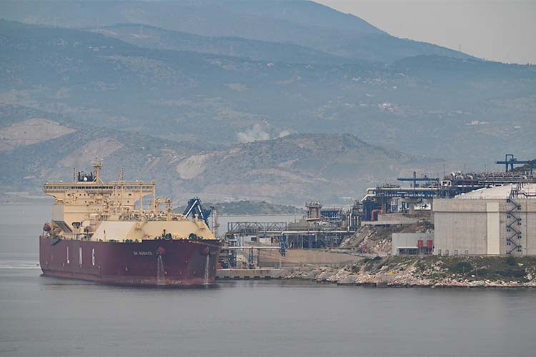 Европейский бизнес, занимающийся танкерными перевозками, сейчас несет огромные убытки в связи с блокированием судов в Ормузском проливе или на подходах к нему. По данным ЕК, энергетические издержки Евросоюза из-за войны США против Ирана достигли 24 млрд евро с начала конфликта