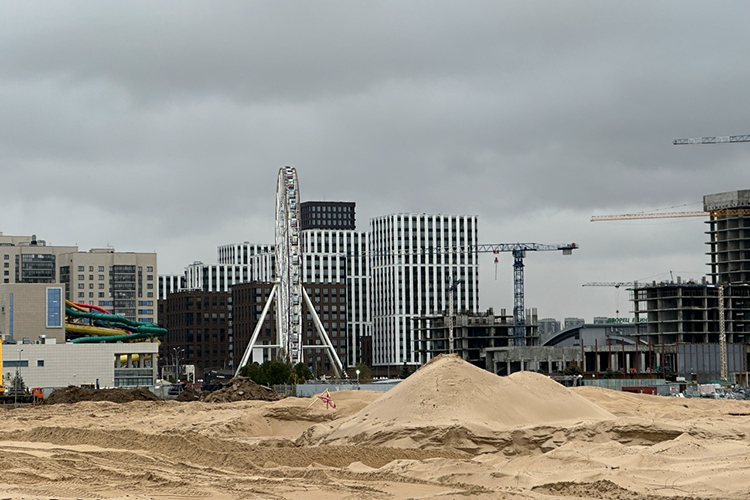 Накануне корреспондент «БИЗНЕС Online» побывал на площадке строящегося «Яр Парка». Рабочих видно не было, несколько экскаваторов и копёров также стояли без дела