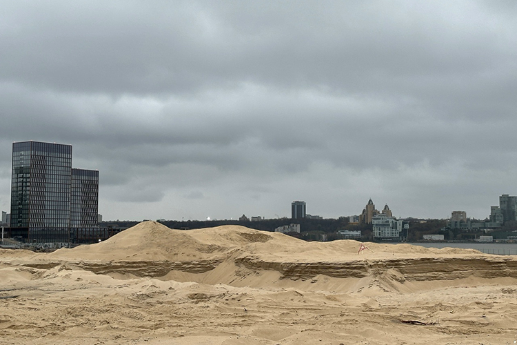 Территория до сих пор полностью не окружена забором &mdash; открытой она остается на пляже
