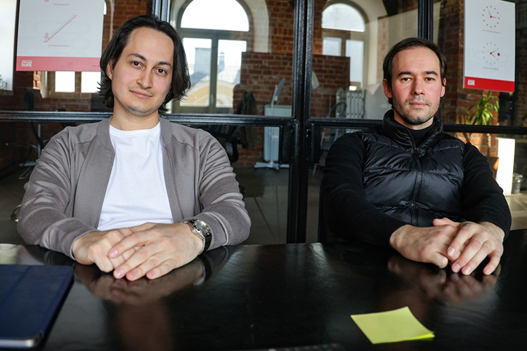 «Если бы не было ИИ, нам прямо сейчас нужна была бы команда человек под двадцать, а сейчас справляемся с тремя-четырьмя»