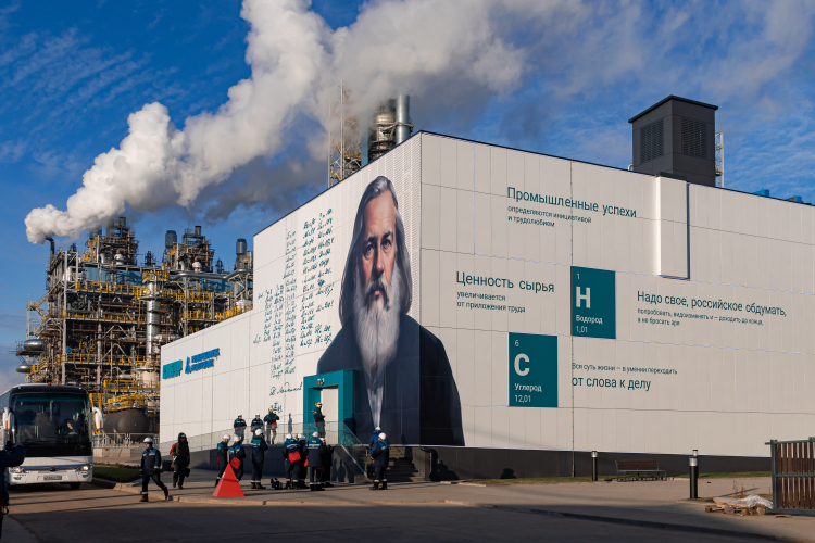 Итоговая чистая прибыль НКНХ по МСФО в 2025 году составила 27 млрд рублей, снизившись к уровню прошлого года (30,7 млрд рублей) на умеренные 12%