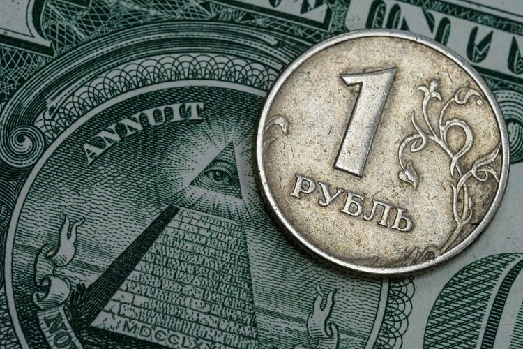 «Переоцененный рубль на фоне высоких процентных ставок &mdash; лучший рецепт перехода от «охлаждения» экономики к ее «заморозке»