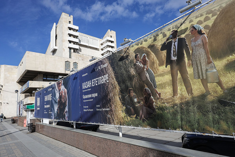 Именно «Казан егетләре» стали главным театральным, а то и вовсе культурным (хотя, вернее сказать, социологическим) явлением года в Татарстане