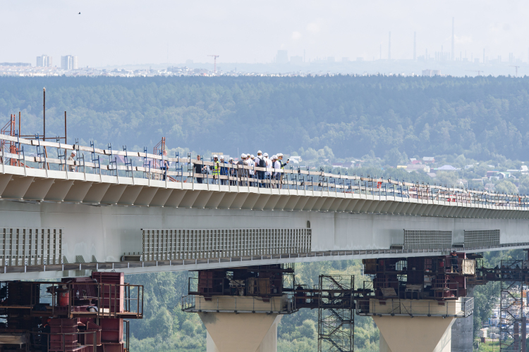 Самой крупной закупкой за все время стал контракт, заключенный в 2022 году, на строительство моста через Каму в рамках возведения дороги в обход Нижнекамска и Челнов &mdash; на 23 млрд рублей