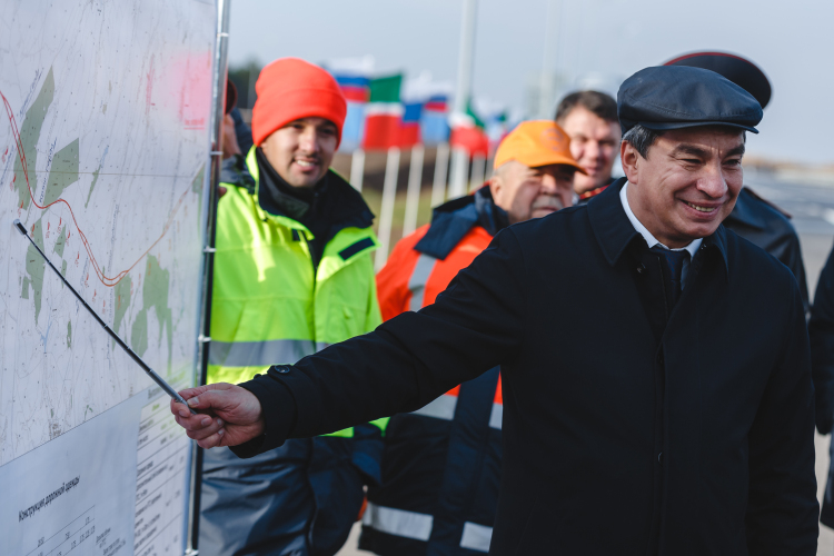 В ФКУ отмечают, что Мингазов одним из первых внедрил технологию Superpave, когда применяется принципиально новая асфальтобетонная смесь, запроектированная с заданными техническими характеристиками под конкретные условия эксплуатации в зависимости от климата и транспортных нагрузок