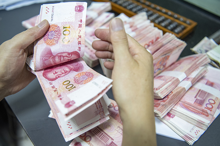 Для того чтобы интернационализация китайской валюты была осуществима, потребовалось бы как минимум два предварительных условия: свободная конвертируемость и готовность допустить значительное повышение обменного курса