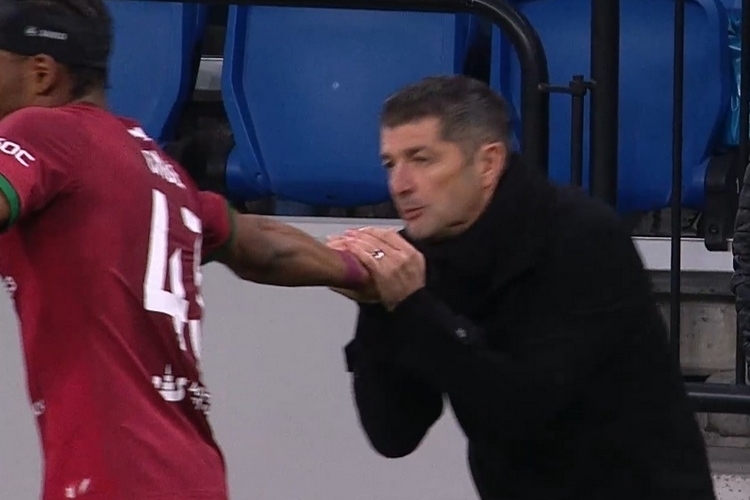 Артига целует руку Сиве после гола