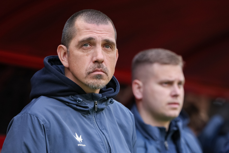 У «Рубина» возникают проблемы с соперниками, которые уходят в оборону (на фото &mdash; Ильдар Ахметзянов из «Оренбурга»)