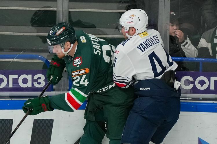 Букмекеры ставят на «Металлург», мнения экспертов разделились (на фото &mdash; Илья Сафонов и Егор Яковлев)