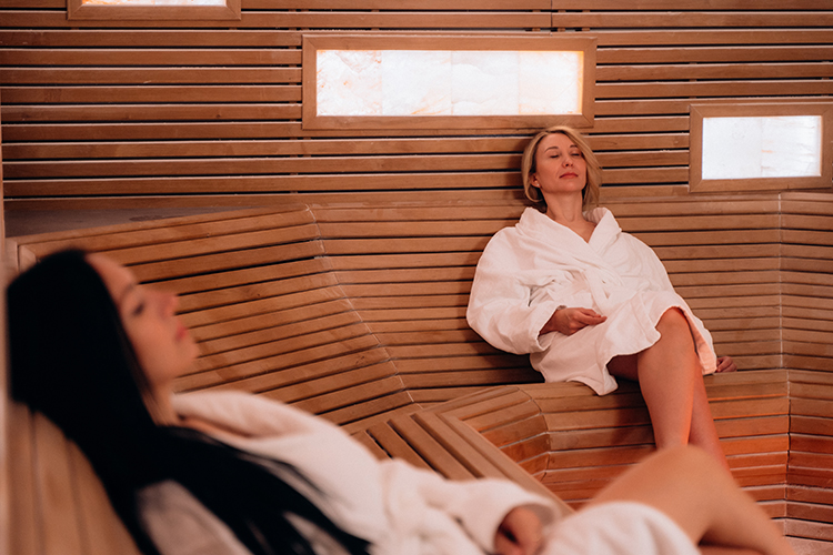 «Также у нас есть сухой флоатинг (водяные матрасы с подогревом), банные церемонии, соляная комната. Она с океаническим песочком, стены выполнены из соляных блоков»