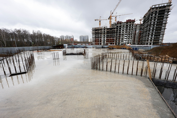 «У нас фундамент не буронабивной, а плитный. Мы согласовали это решение с Андреем Викторовичем, и он не только помог со строительными материалами, но и привлек дополнительных специалистов»