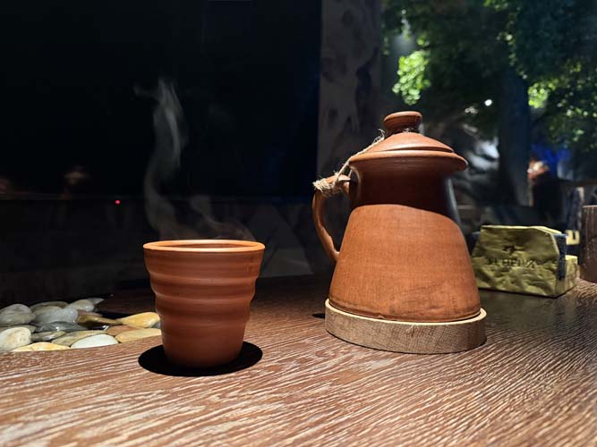 Обрядный чай» с составами вроде «слива–шалфей–бузина–кардамон» или «смородина–можжевельник–бадьян–черный перец». Перед заказом проконсультируйтесь с чайным мастером