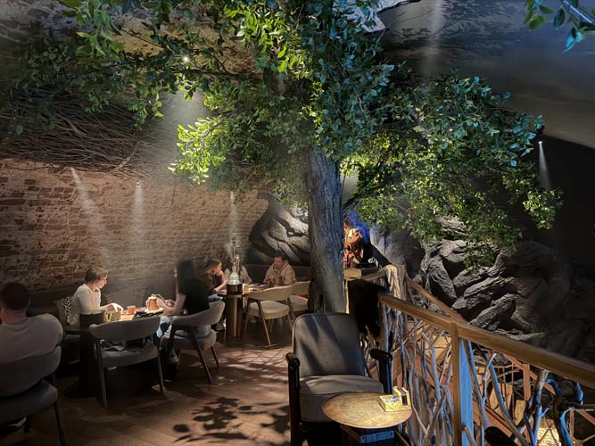 Связующим звеном помещения является дерево, выполненное очень натурально