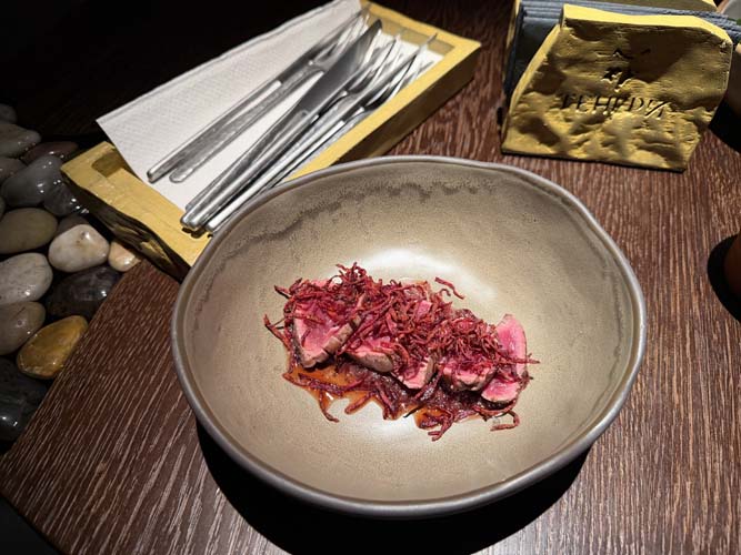 Татаки из говядины с горной черемухой и микрочипсами из свеклы в качестве декора