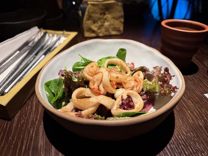 Морепродукты пожарены правильно: кальмар нежный, не резиновый, креветка плотная, не сухая