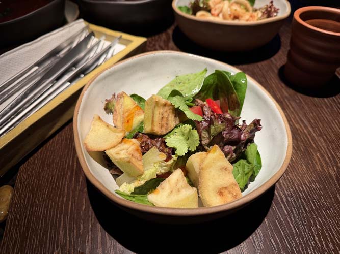 Авторский салат с говядиной и чили